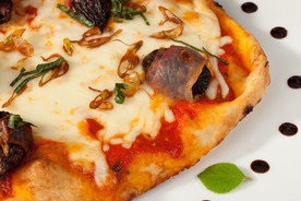 Olive_pizza_with_leaf_240