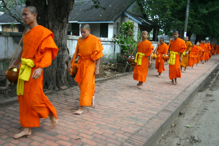 Luang_prabang_alms_1