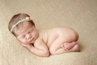 Baltimore_newborn_girl_posed_angela_singleton_photography